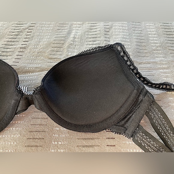 Victoria’s Secret - Black lace Push-Up Bra

Size: 34B - Picture 13 of 16